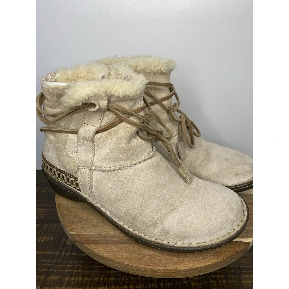 Woman's UGG Size 8 COVE Beige Suede Shearling Sheepskin Lined Ankle Boots GUC